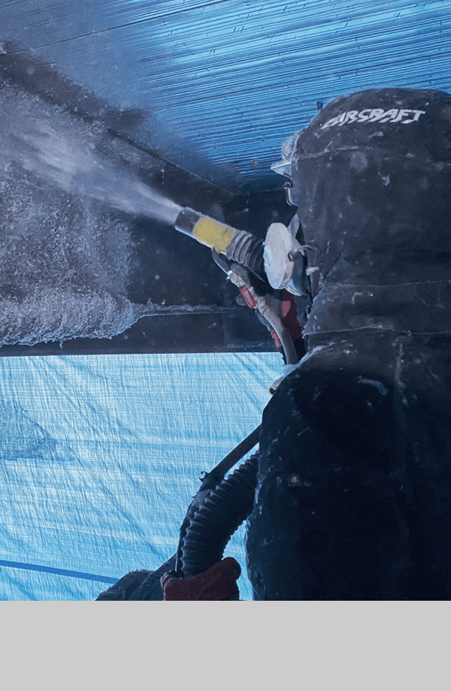 「建物を火から守る盾、耐火被覆工にならないか？」 火を防ぎ、安全をつくる。  達成感は形になる。完成した建物がその証。